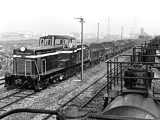 ディーゼル機関車DD１３５１写真