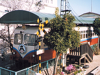 ミニ博物館、図書室として園児たちに利用されている客車キハ７００３（ちどり保育園）写真
